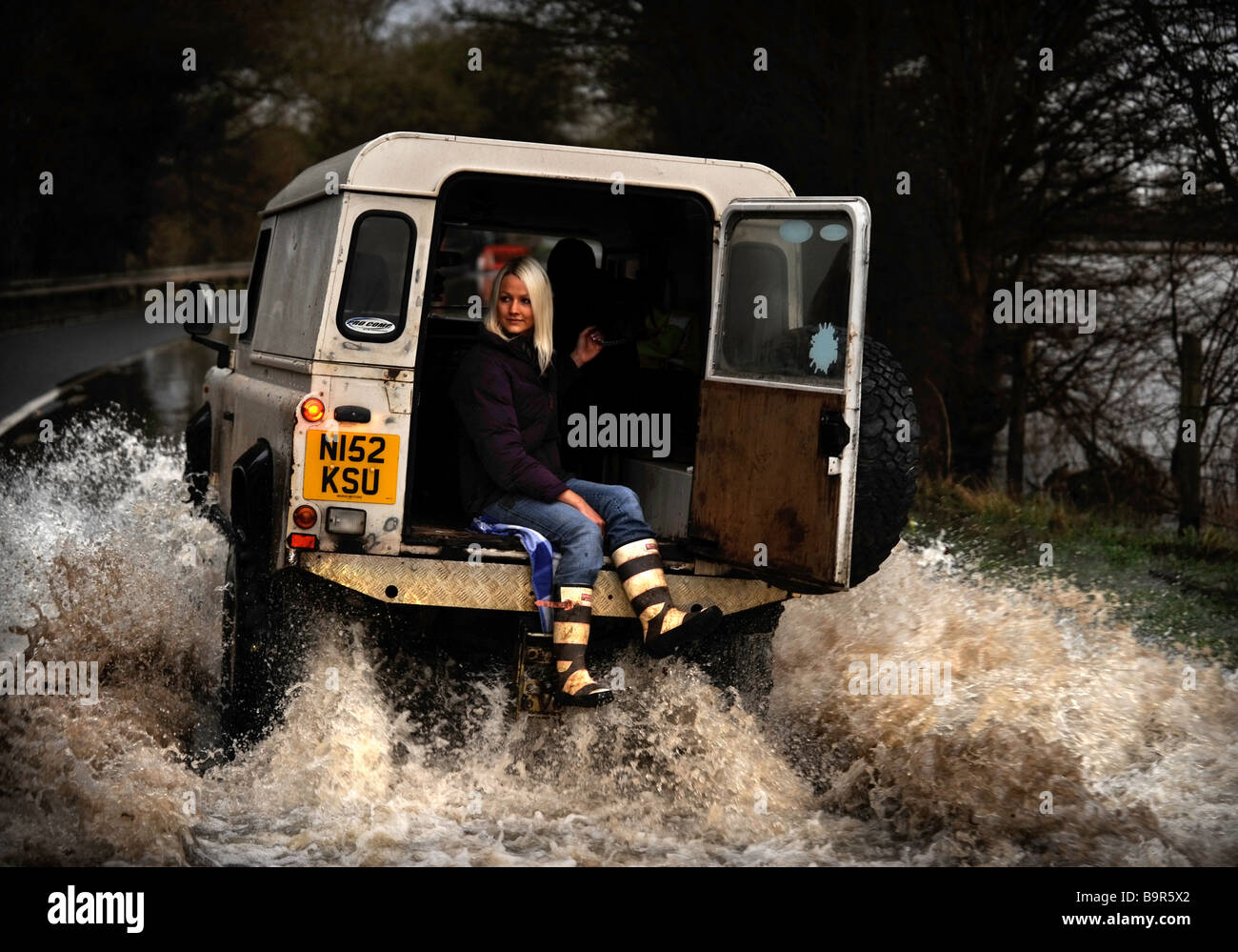 EIN LAND ROVER DEFENDER FÄHRT DURCH DAS HOCHWASSER IN DER NÄHE VON MAISEMORE GLOUCESTERSHIRE UK JAN 2008 Stockfoto