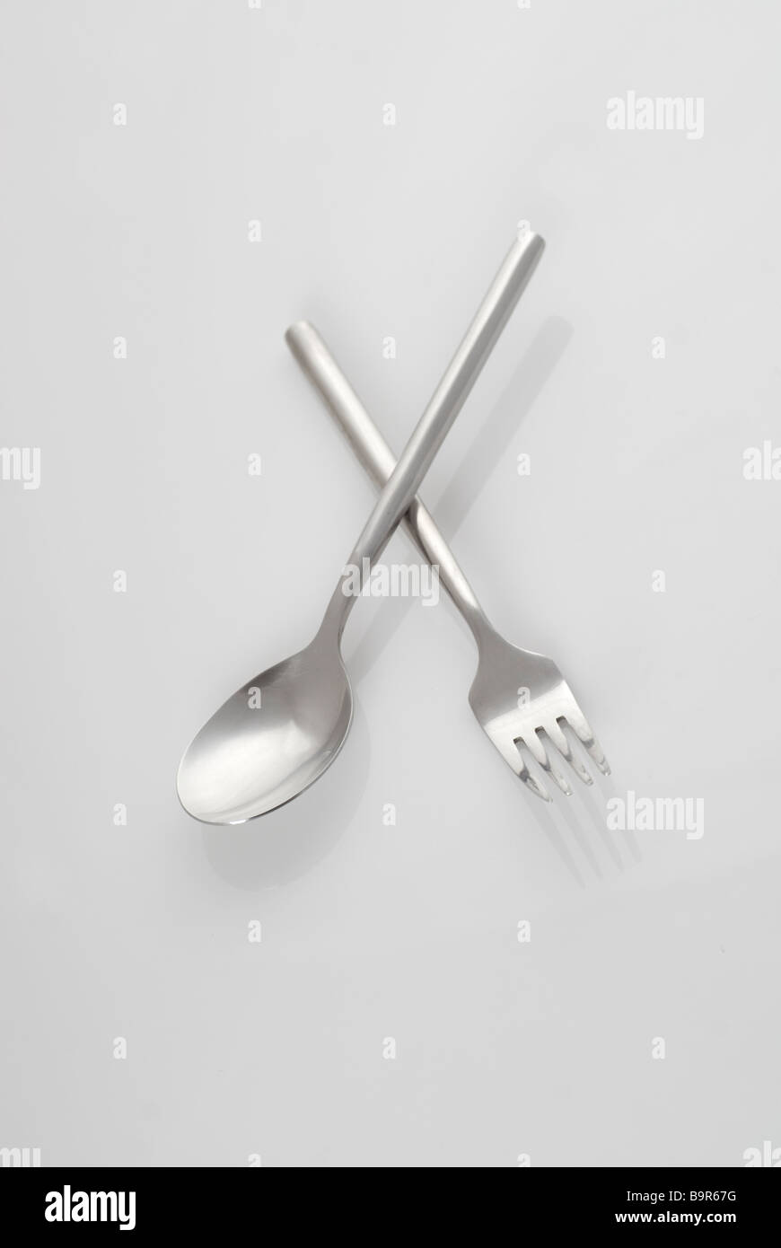 Löffel und Gabel Essgeschirr auf weißem Hintergrund Stockfoto