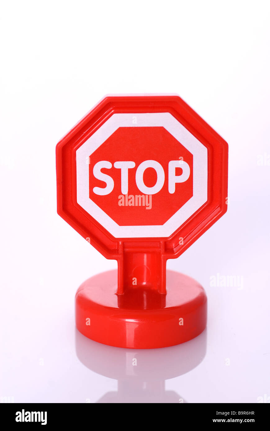 Stop-Schild Spielzeug vor einem weißen Hintergrund Stockfoto