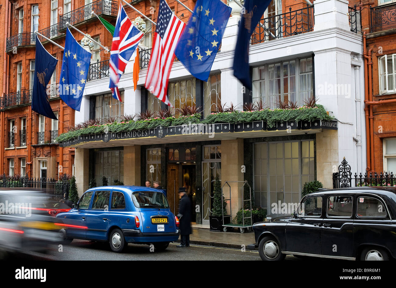 Vereinigtes Königreich, London, Mayfair, Claridges Hotel taxis vor dem Eingang Stockfoto