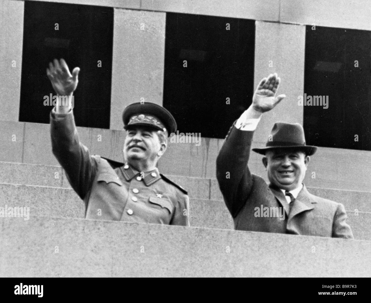 Josef Stalin links und Nikita Khrushchev rechts Gruß Maifeiertag Demonstranten an Lenins Mausoleum Stockfoto