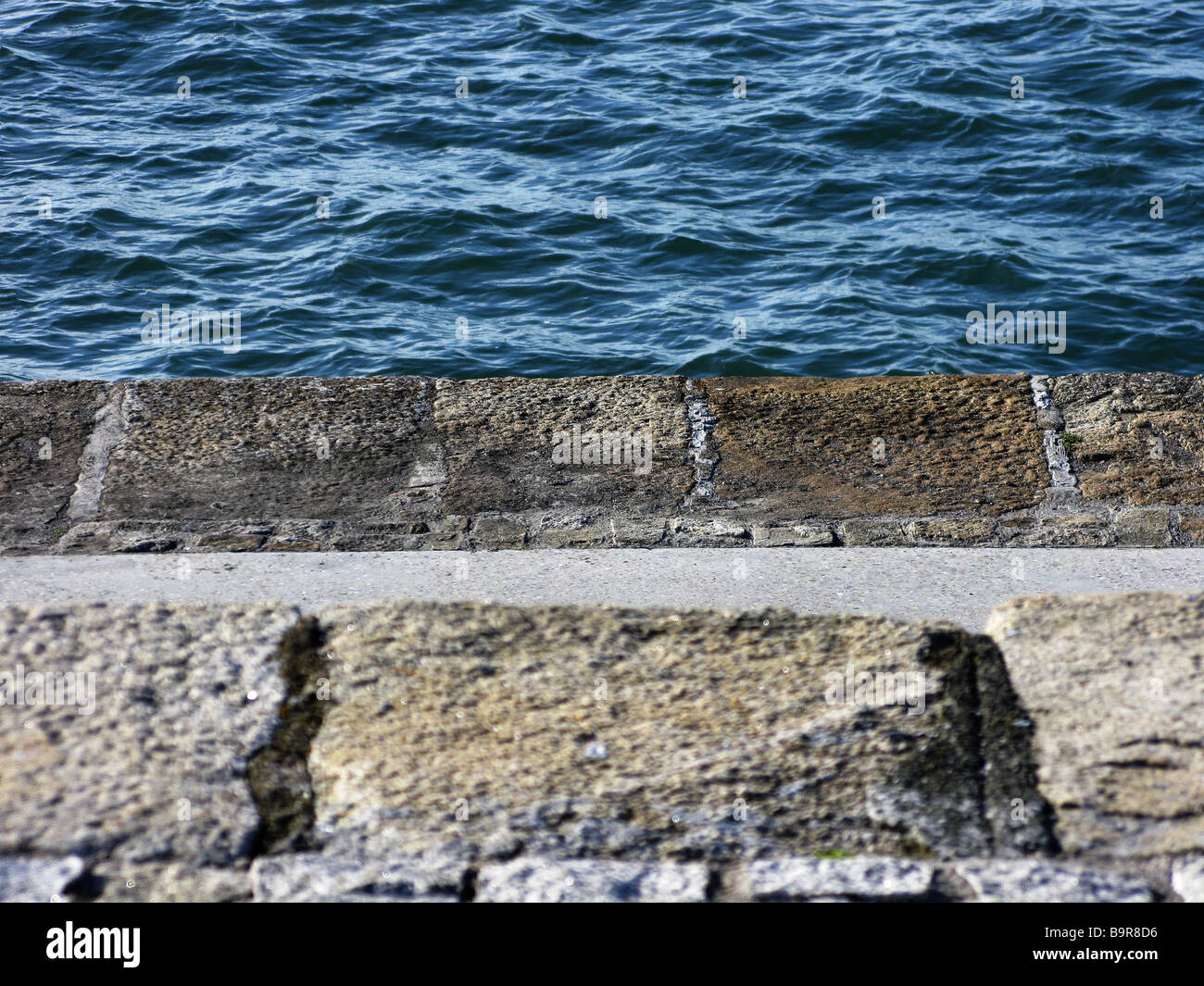 Wasser und Stein auf einem Kai-Mauer-Steg in Dun Laoghaire Co Dublin Stockfoto