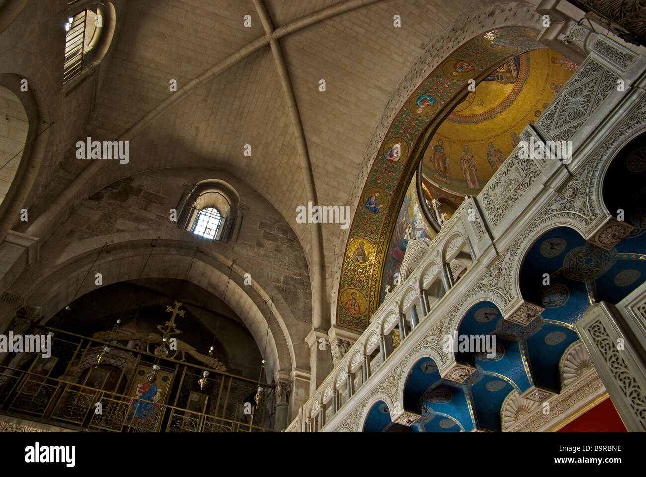 Gotisch gewölbten Decke mit Blick auf den reich verzierten Balkon Kuppeldach durch Torbogen im Inneren der Kirche des Heiligen Grabes oder der Auferstehung Stockfoto