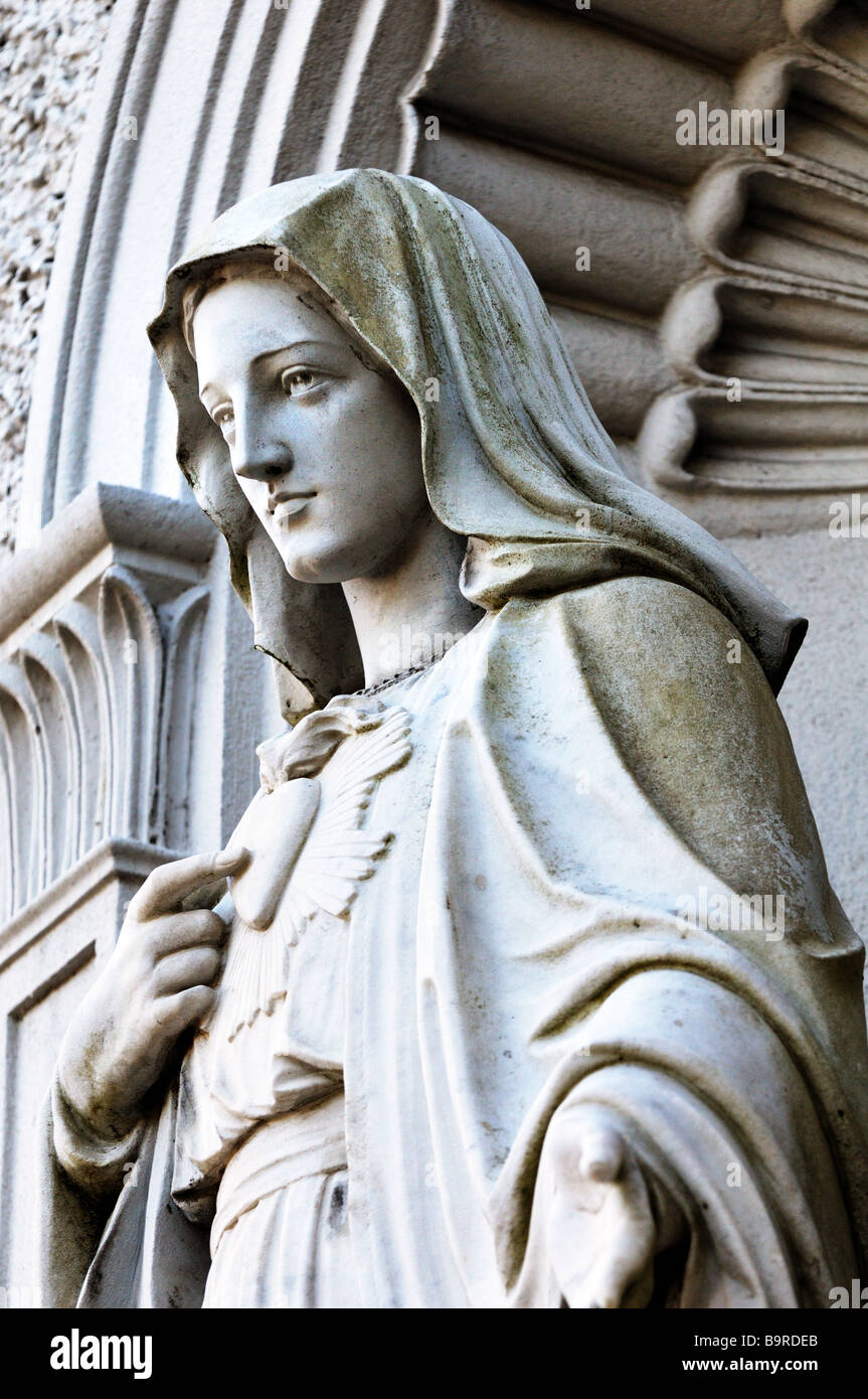 Eine Statue der Jungfrau Maria Mutter Gottes außerhalb einer