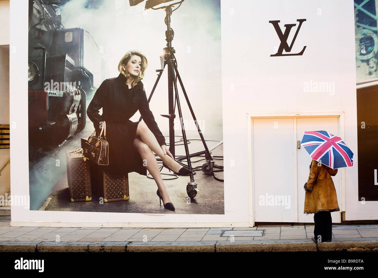 Vereinigtes Königreich, London, Mayfair, Fußgängerzone mit einem Blick auf  eine Anzeige für Louis Vuitton mit Union Jack-Schirm Stockfotografie - Alamy