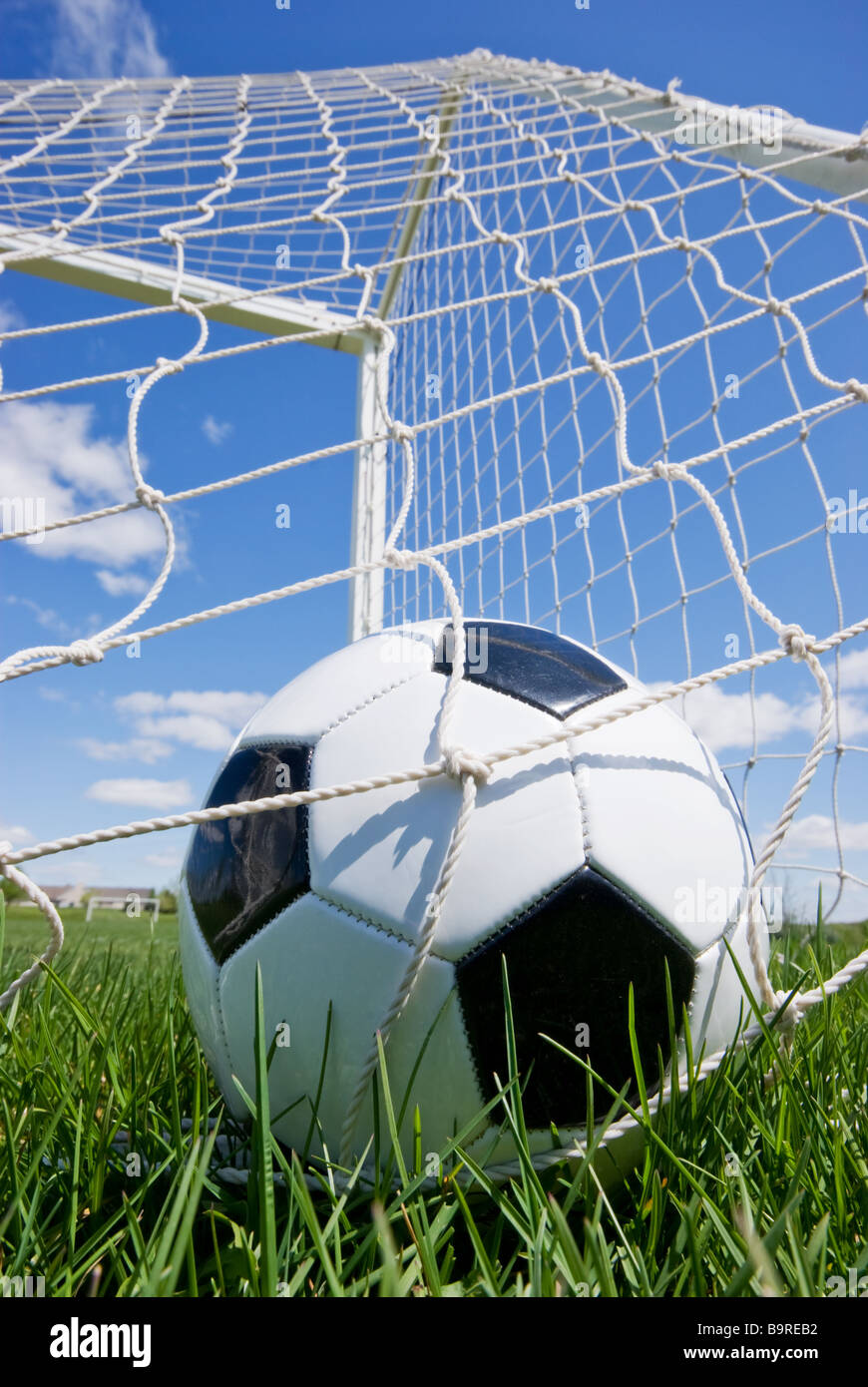 Fußball in Ziel netto niedrigen Winkel Ansicht Stockfoto