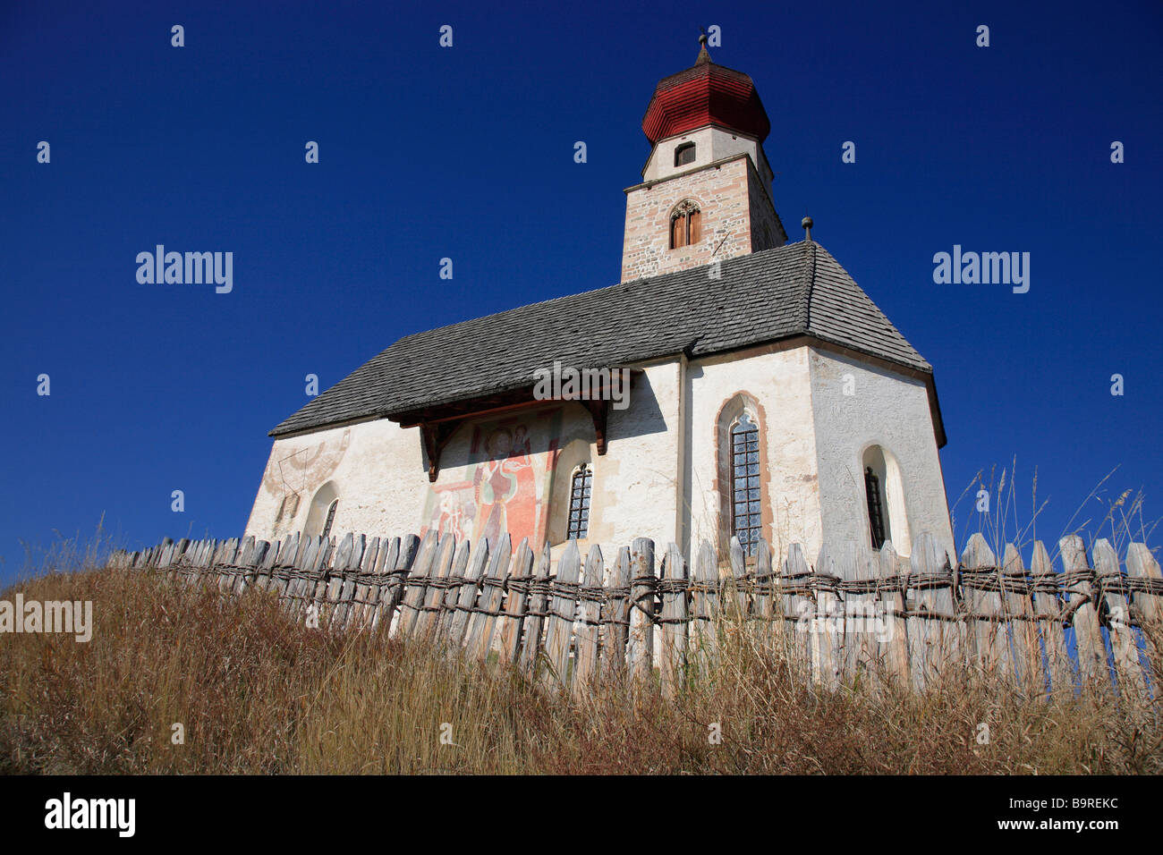 Kirche St. Nikolaus in der Nähe von Mittelberg ritten Trentino Italien Stockfoto