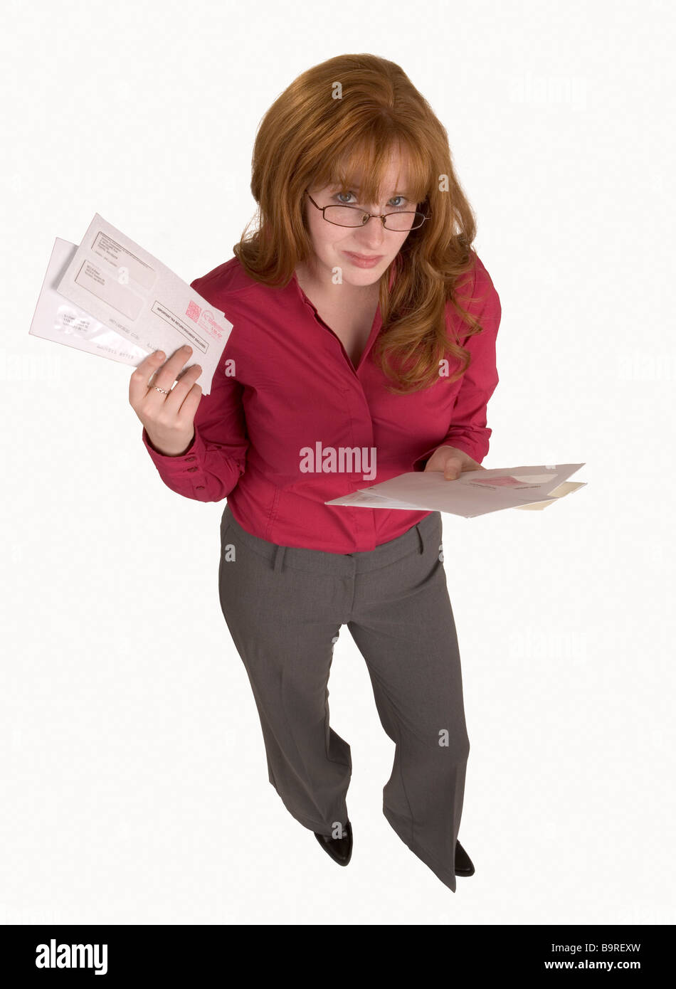 Eine Frau hält viele Rechnungen, die gerade mit der Post angekommen sind Stockfoto Eine Frau hält viele Rechnungen, die gerade mit der Post angekommen sind Stockfoto