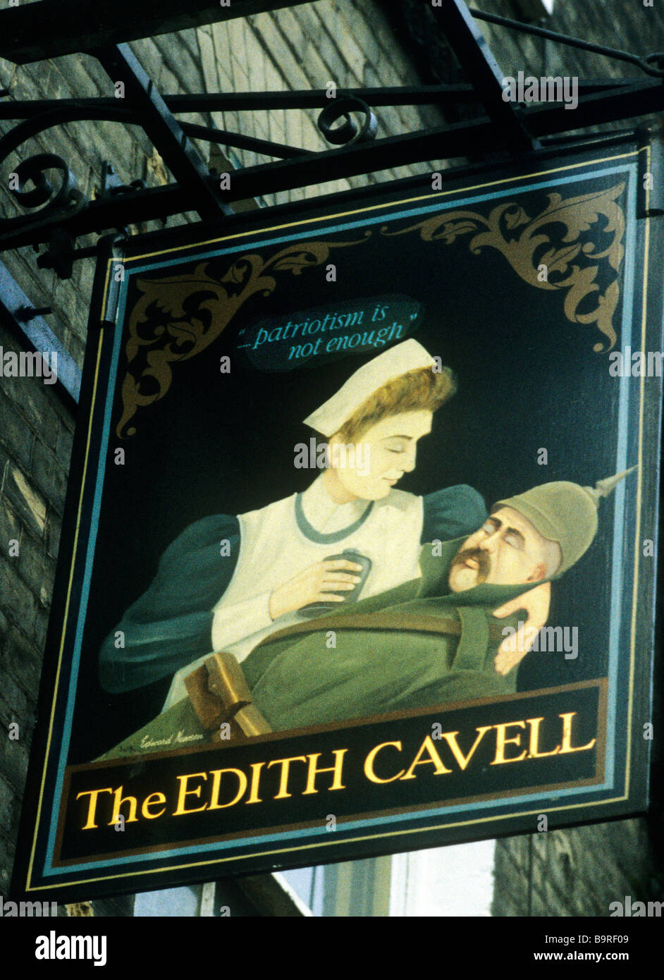 Edith Cavell Pub Inn Zeichen, dass Norwich Norfolk East Anglia England UK unterzeichnet Patriotismus ist nicht genug Legende ersten Weltkrieg Krankenschwester Stockfoto