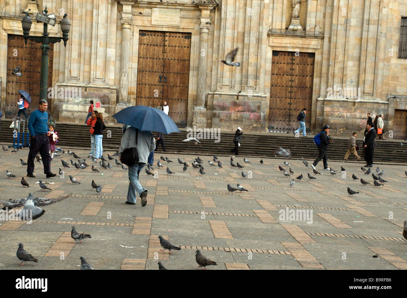 Menschen zu Fuß durch die Plaza Bolívar von Bogotá, Kolumbien Stockfoto