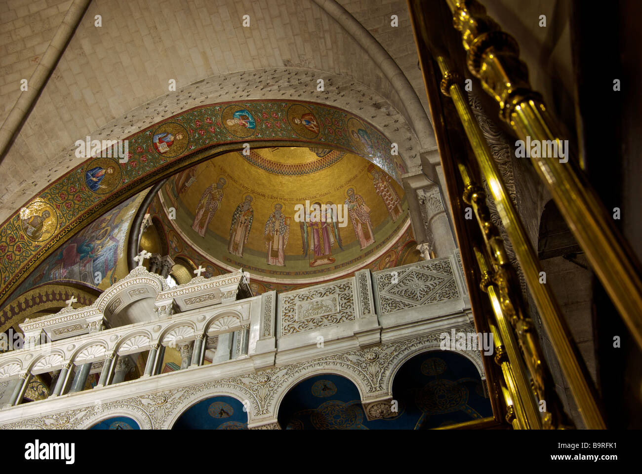 Gotisch gewölbten Decke mit Blick auf den reich verzierten Balkon Kuppeldach durch Torbogen im Inneren der Kirche des Heiligen Grabes oder der Auferstehung Stockfoto