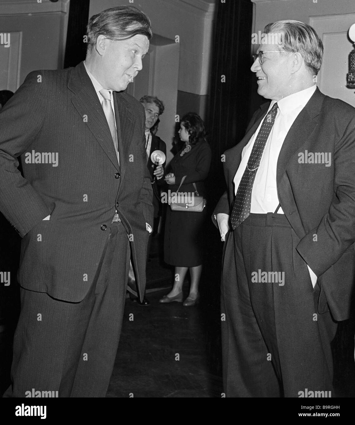 Dichter Alexander Tvardovsky links und Alexei Surkov direkt auf einer