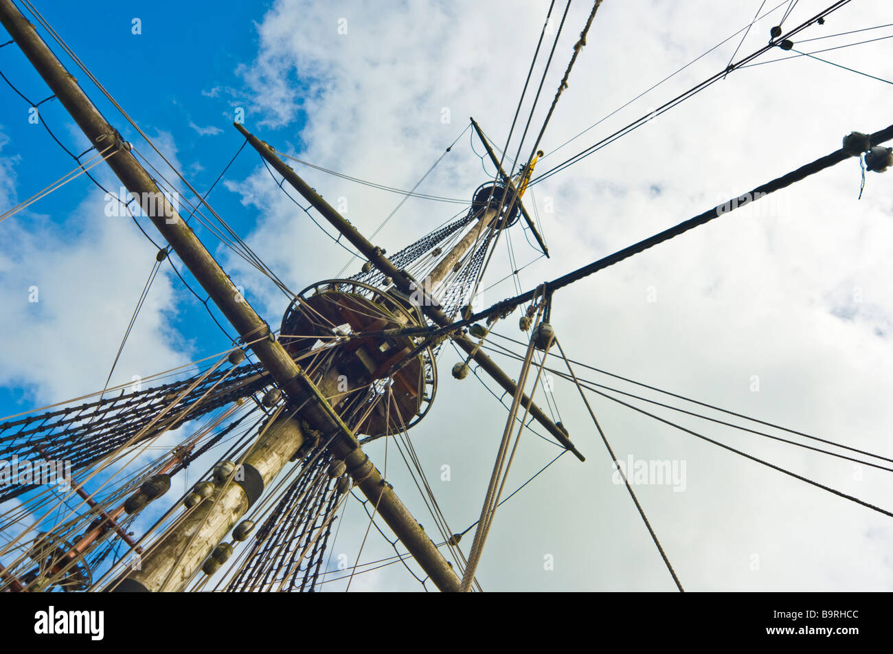 Rigging-Details der historischen Nachbildung der Großsegler Batavia Leylistad Niederlande | Takelage des Nachbaus des Rahseglers Batavia Stockfoto