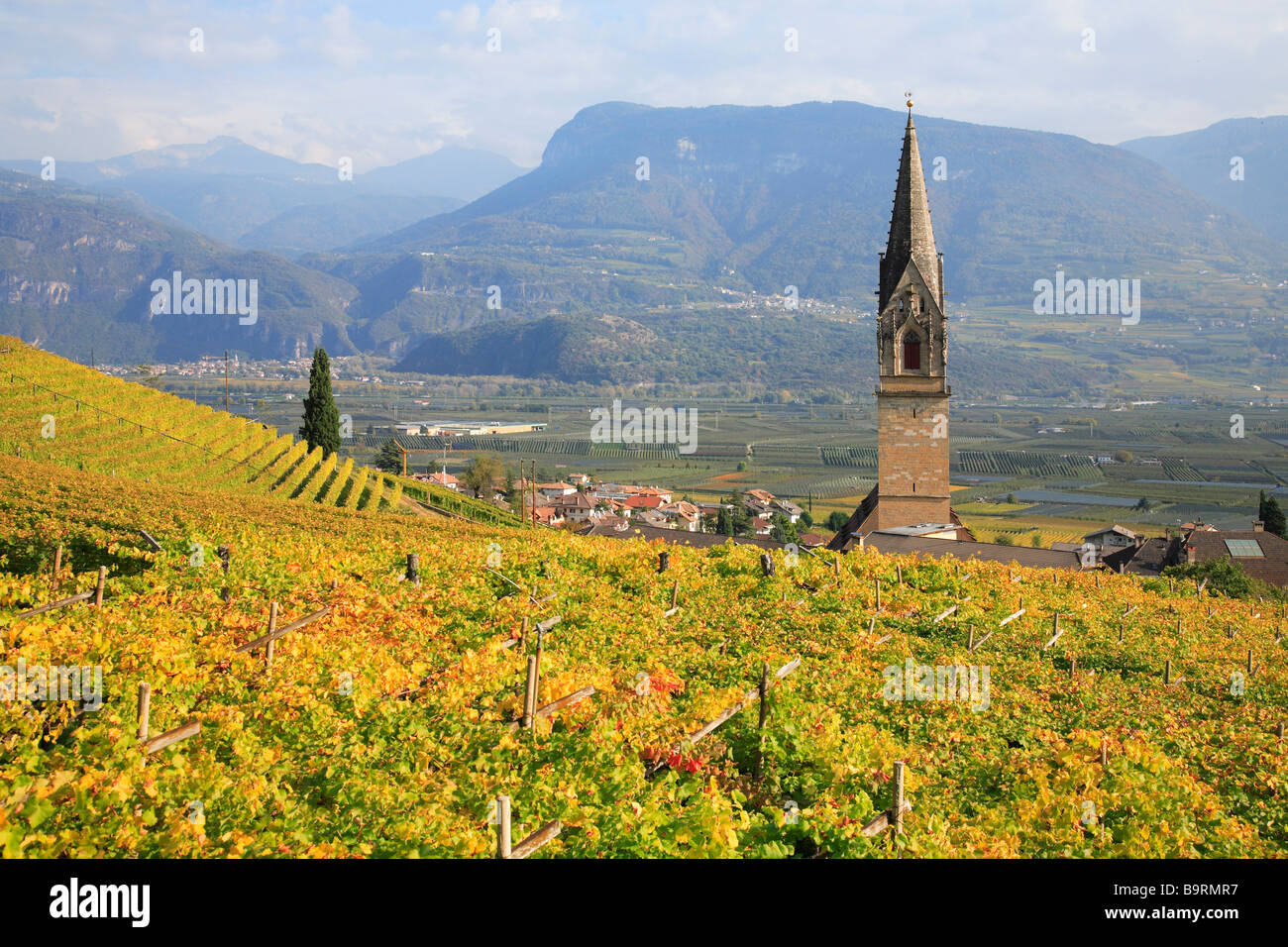 die Kirche von St. Quirikus und Quiricus in Tramin Termeno Sulla Strada del Vino mit dem höchsten Kirchturm 86m Trentino Italien Stockfoto