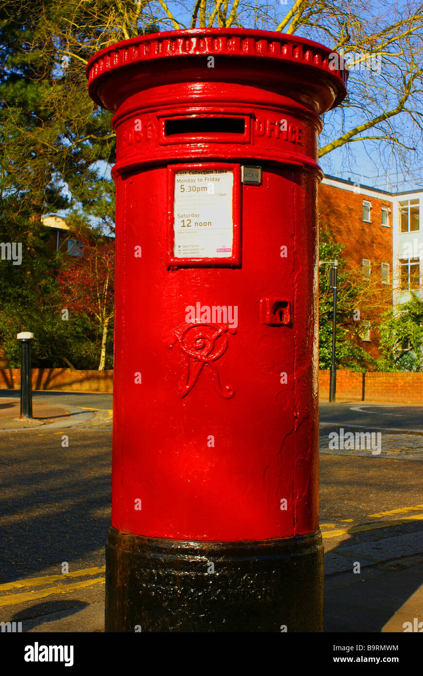 Alten viktorianischen Gusseisen rote Säule Box auf Hornsey Lane in Nord-London. Stockfoto