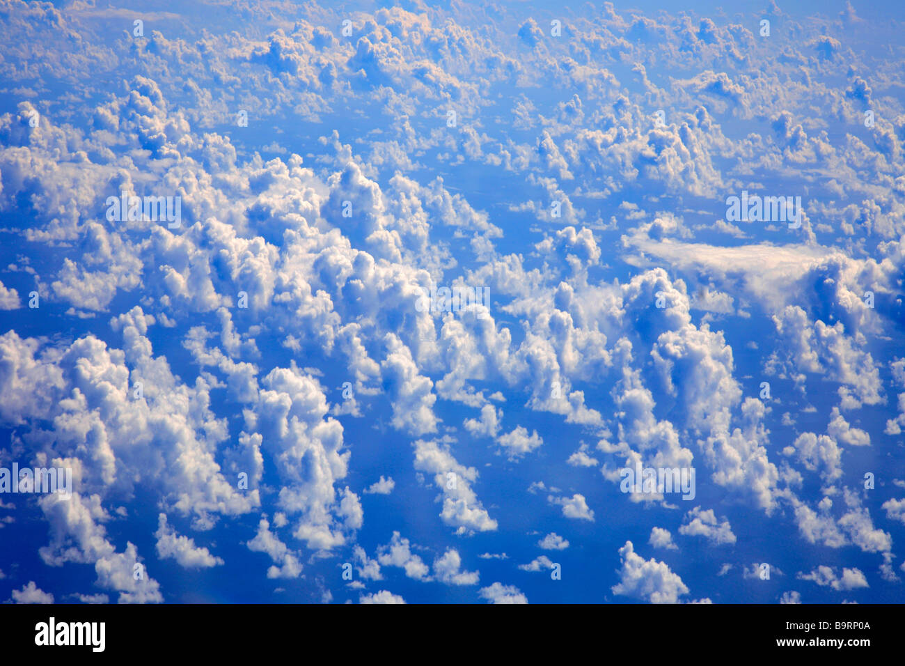 Nimbostratus Wolken gesehen aus dem Flugzeug in einem tiefblauen Himmel polarisierte Stockfoto