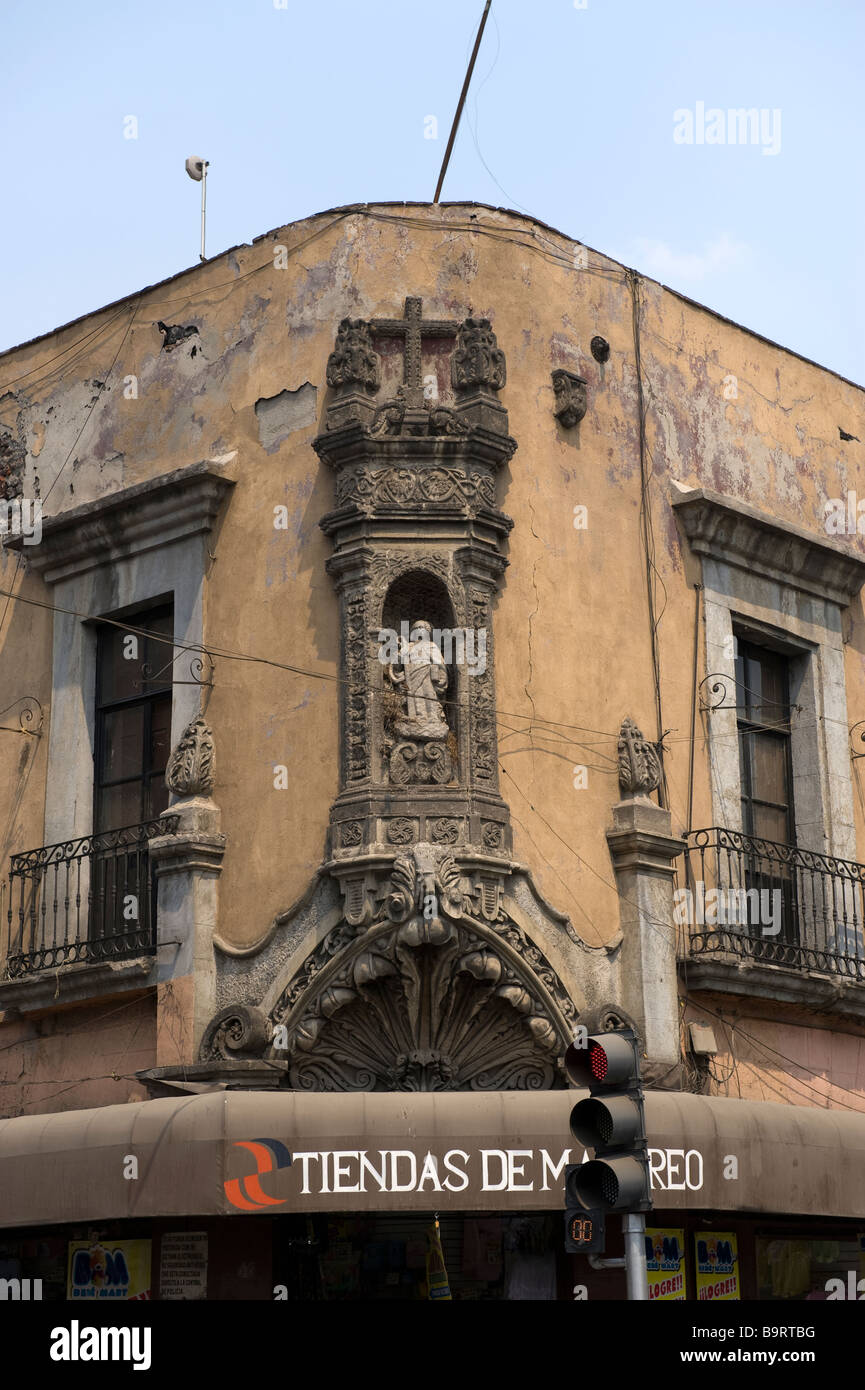 Ein Regligous Symbol auf ein Eckhaus im Centro Historico, Mexiko-Stadt Stockfoto