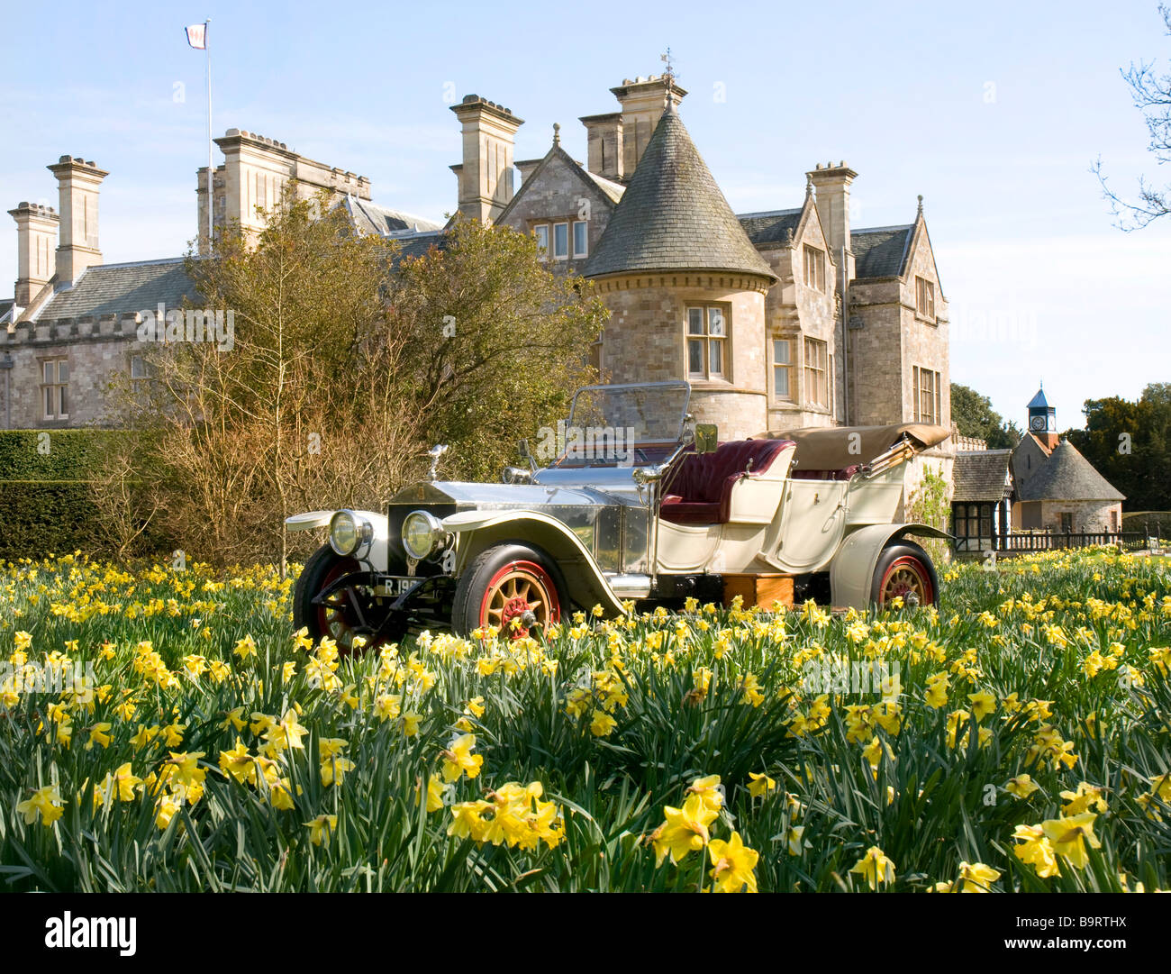 1909 Rolls-Royce Silver Ghost außerhalb Palace House, Beaulieu mit Narzissen. Stockfoto