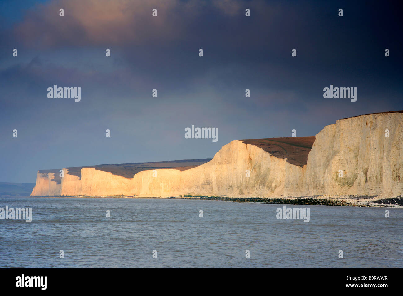 Dämmerung über die 7 Schwestern weiße Kreide Kalkstein Klippen Sussex County Ärmelkanal England Großbritannien UK Stockfoto