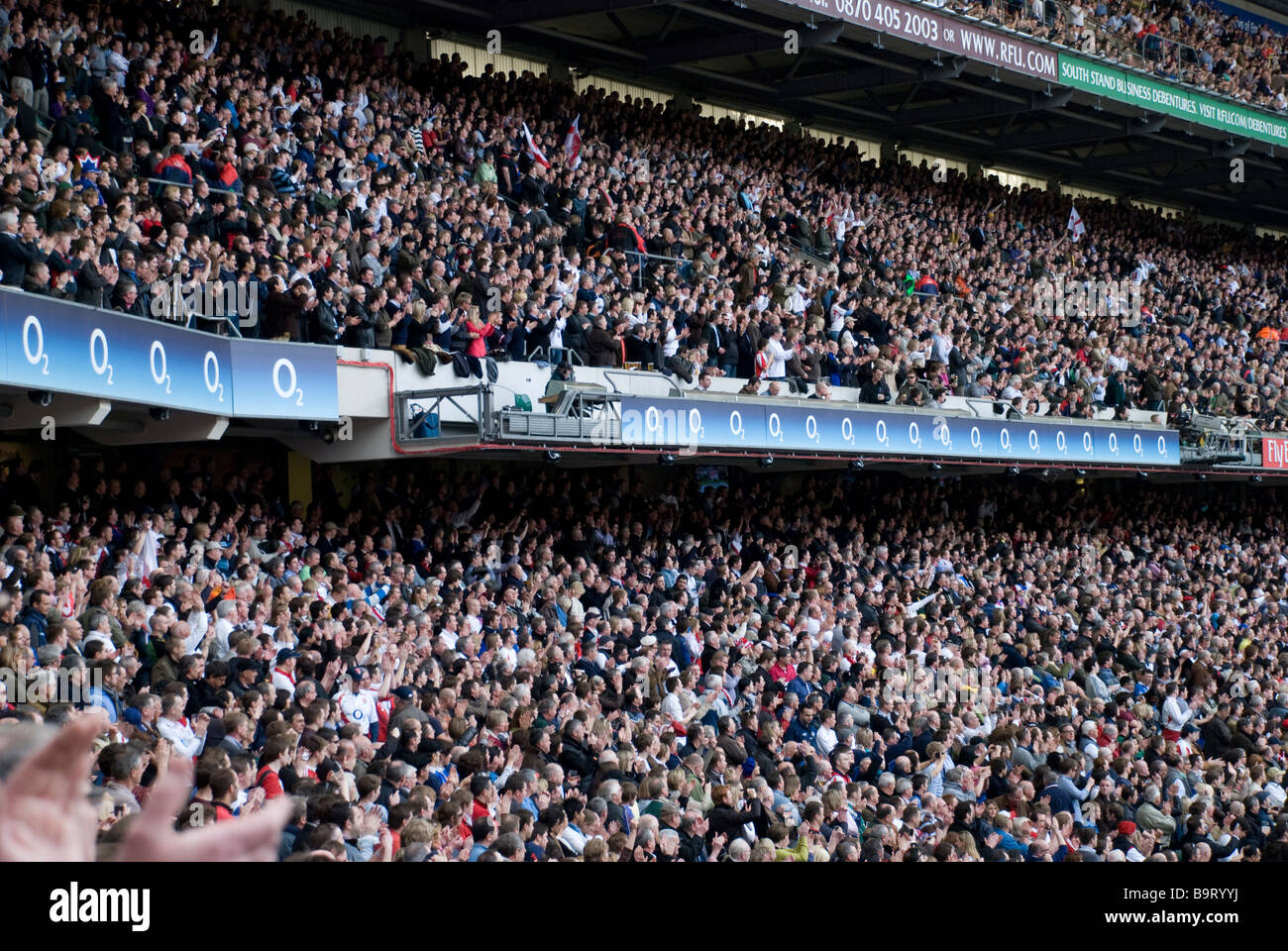 Stadion Twickenham Rugby 6 Nationen drängen Publikum Stand Bravo Sport Event London 2009 Unterstützer Stockfoto