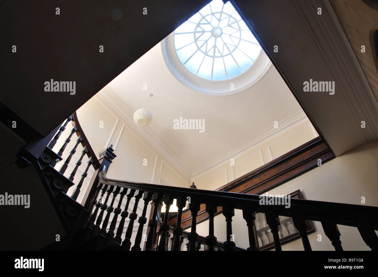 Freitreppe mit kreisförmigen Dachfenster am oberen St Davids Domherren Wales Stockfoto