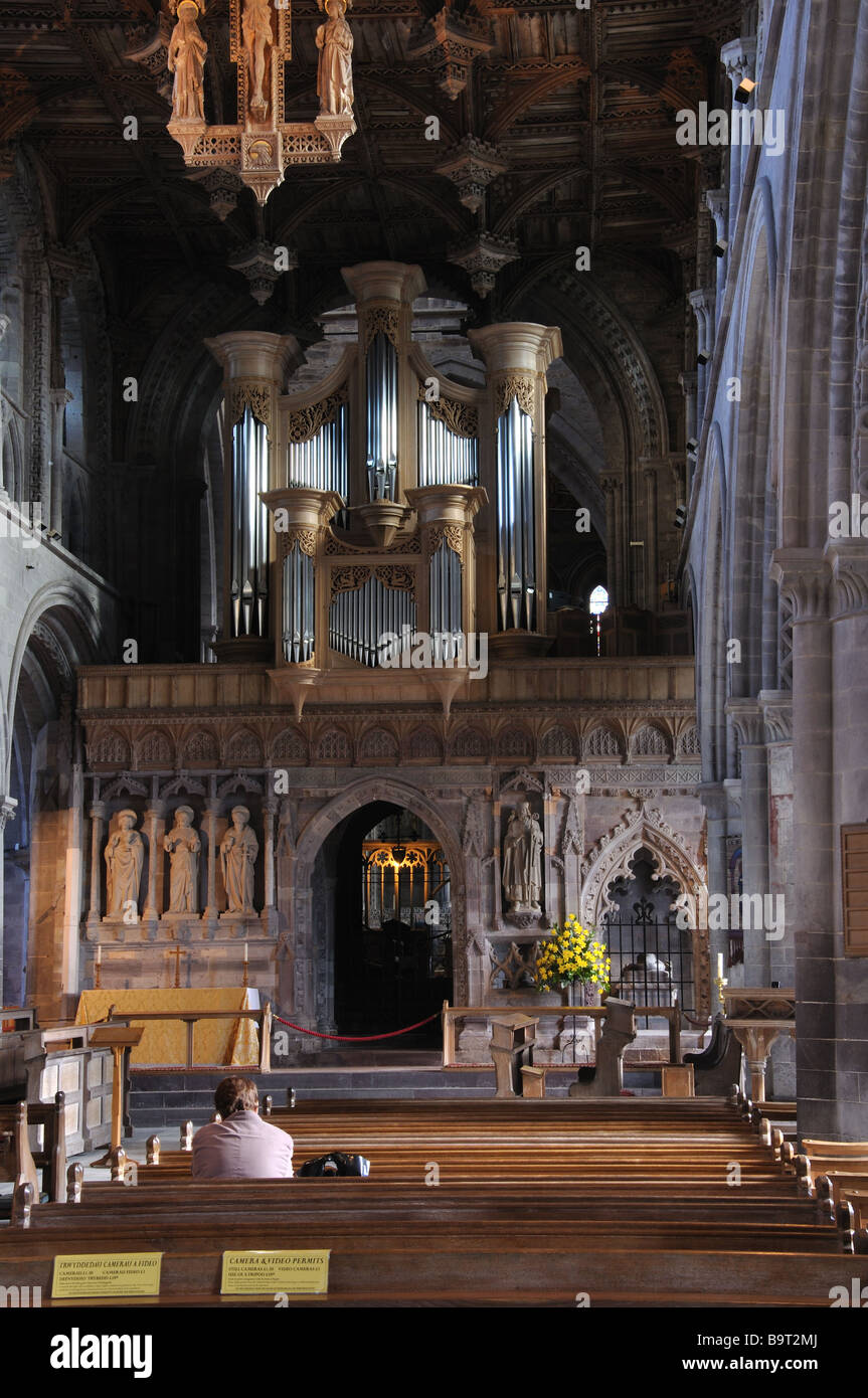 Innere des St Davids Cathedral am St Davids Tag Stockfoto