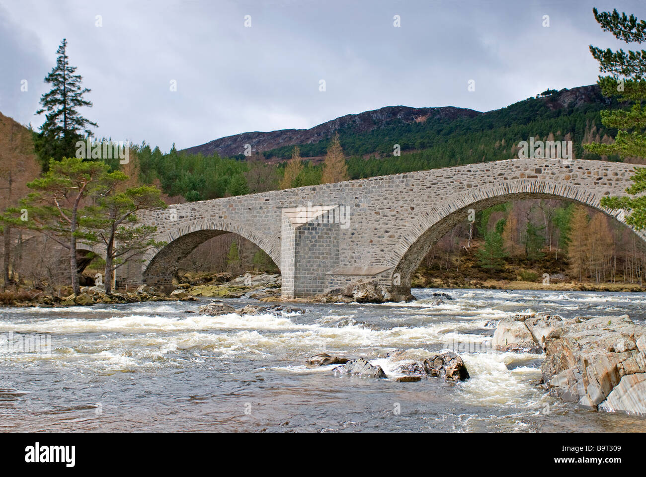 Invercauld Brücke über den Fluss Dee in der Nähe von Balmoral in Schottland Royal Deeside Braemar.    SCO 2201 Stockfoto