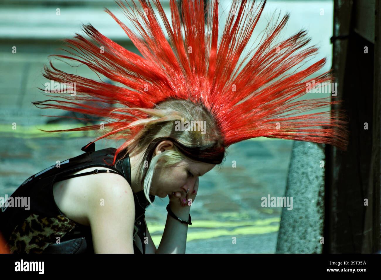 Punk-Mädchen mit roten Irokesenschnitt Haar Stil London Stockfoto