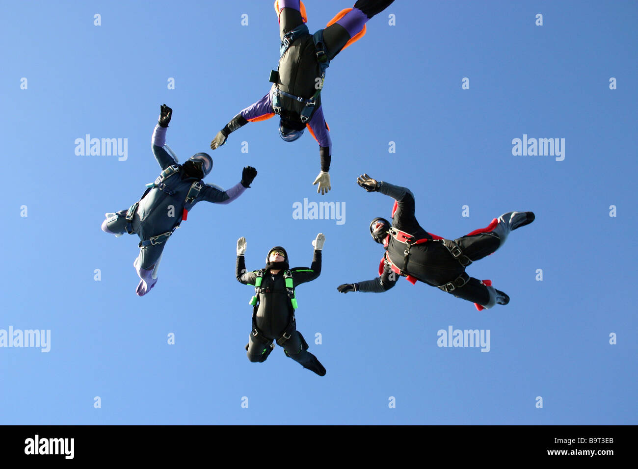 Vier Fallschirmspringer im freien Fall Stockfoto