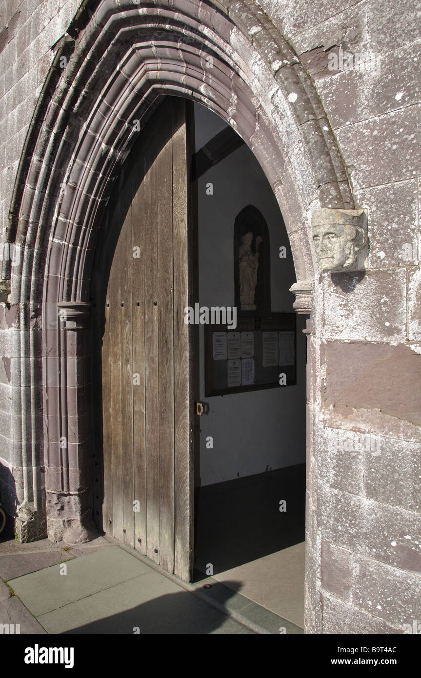 Gewölbte Tür in St Davids Cathedral Stockfoto