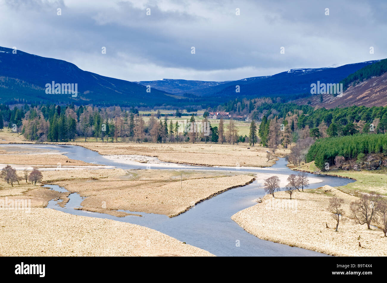 Der Fluss Dee Mar Lodge Braemar einmal eine große sportliche Jagd Residenz der reichen, wohlhabenden und gut verbunden.   SCO 2212 Stockfoto