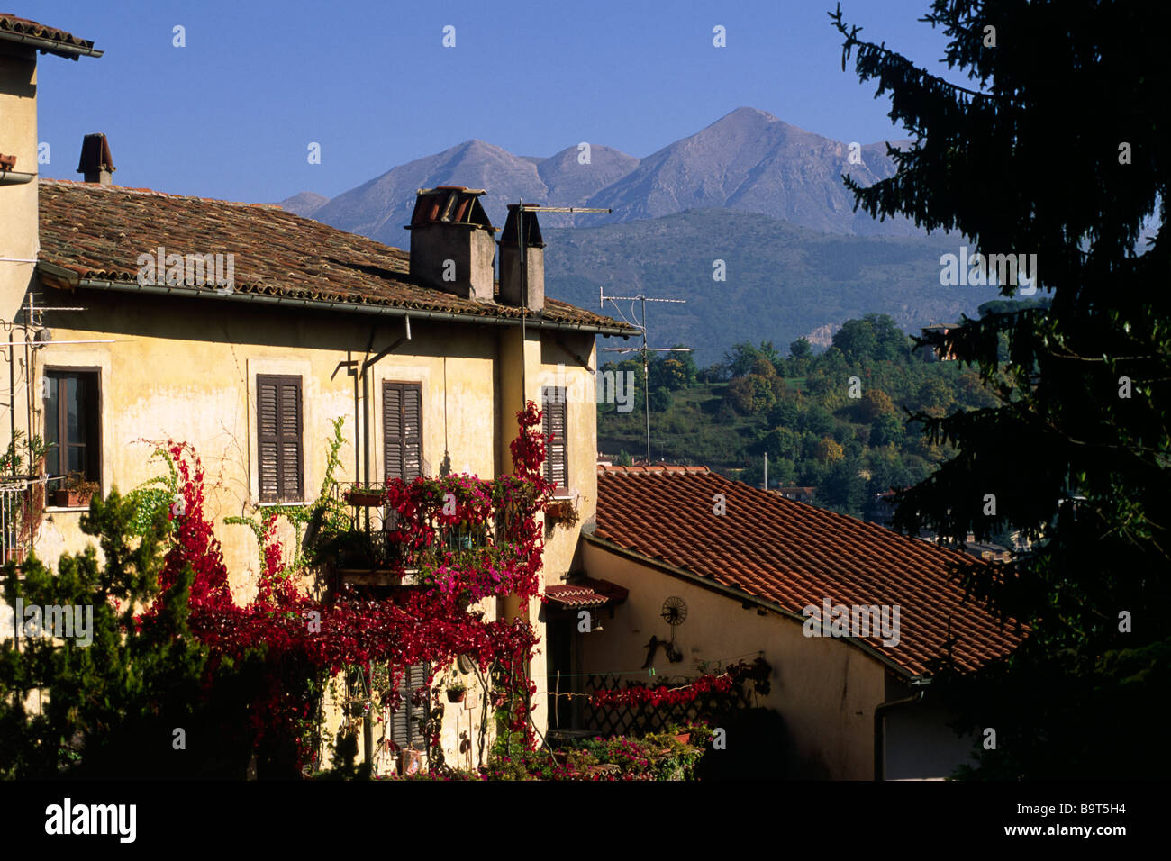 Italien, Abruzzen, Tagliacozzo und Velino im Hintergrund Stockfoto