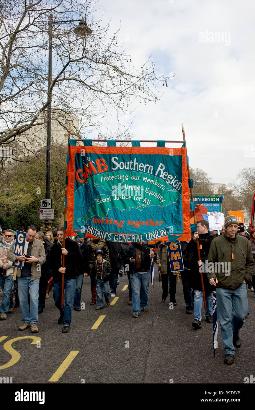 Die Demonstranten tragen einen GMB Union Banner bei einer Demonstration. Stockfoto