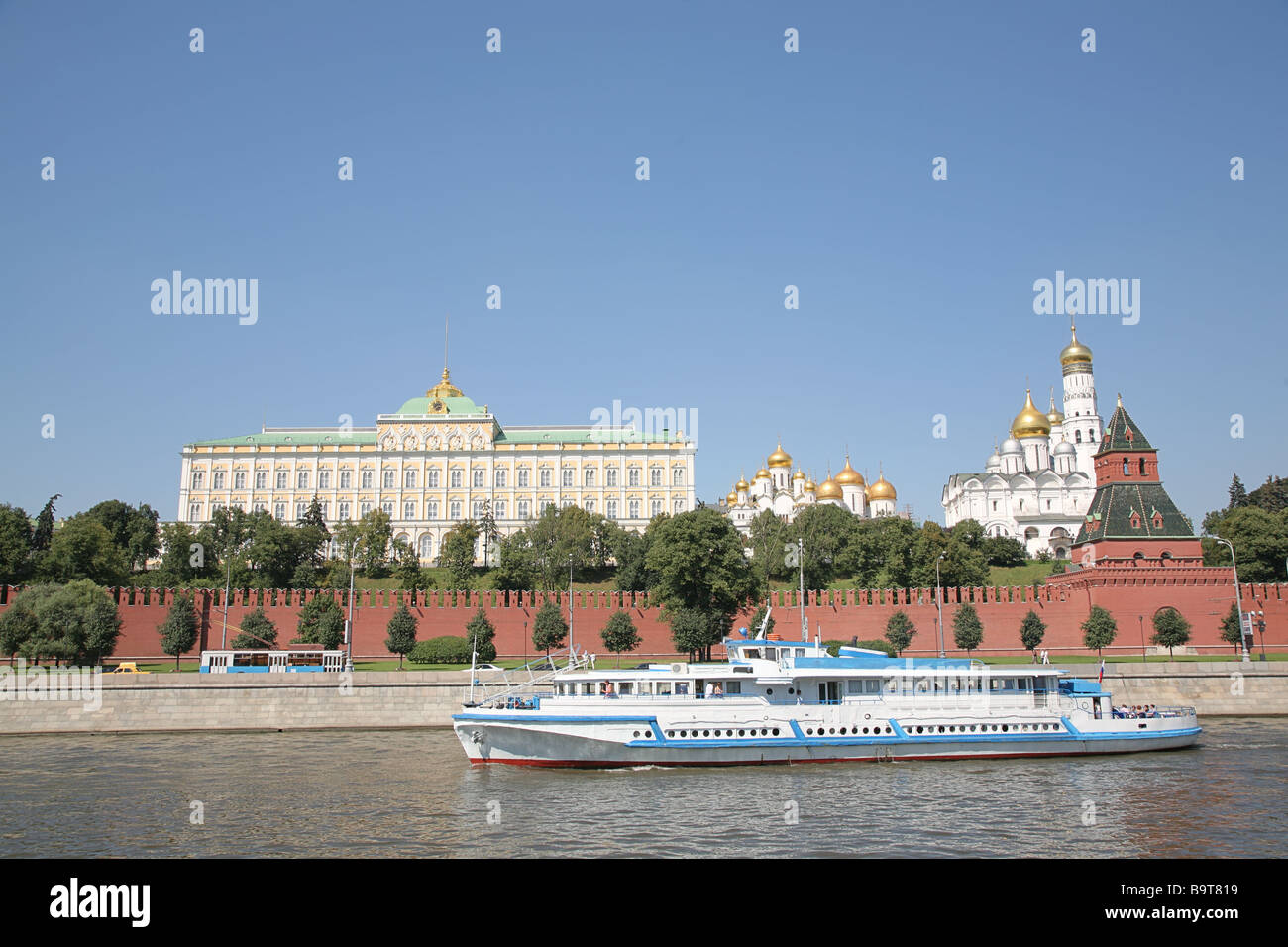 Fluss-Schiff vor dem Hintergrund des Kreml Stockfoto