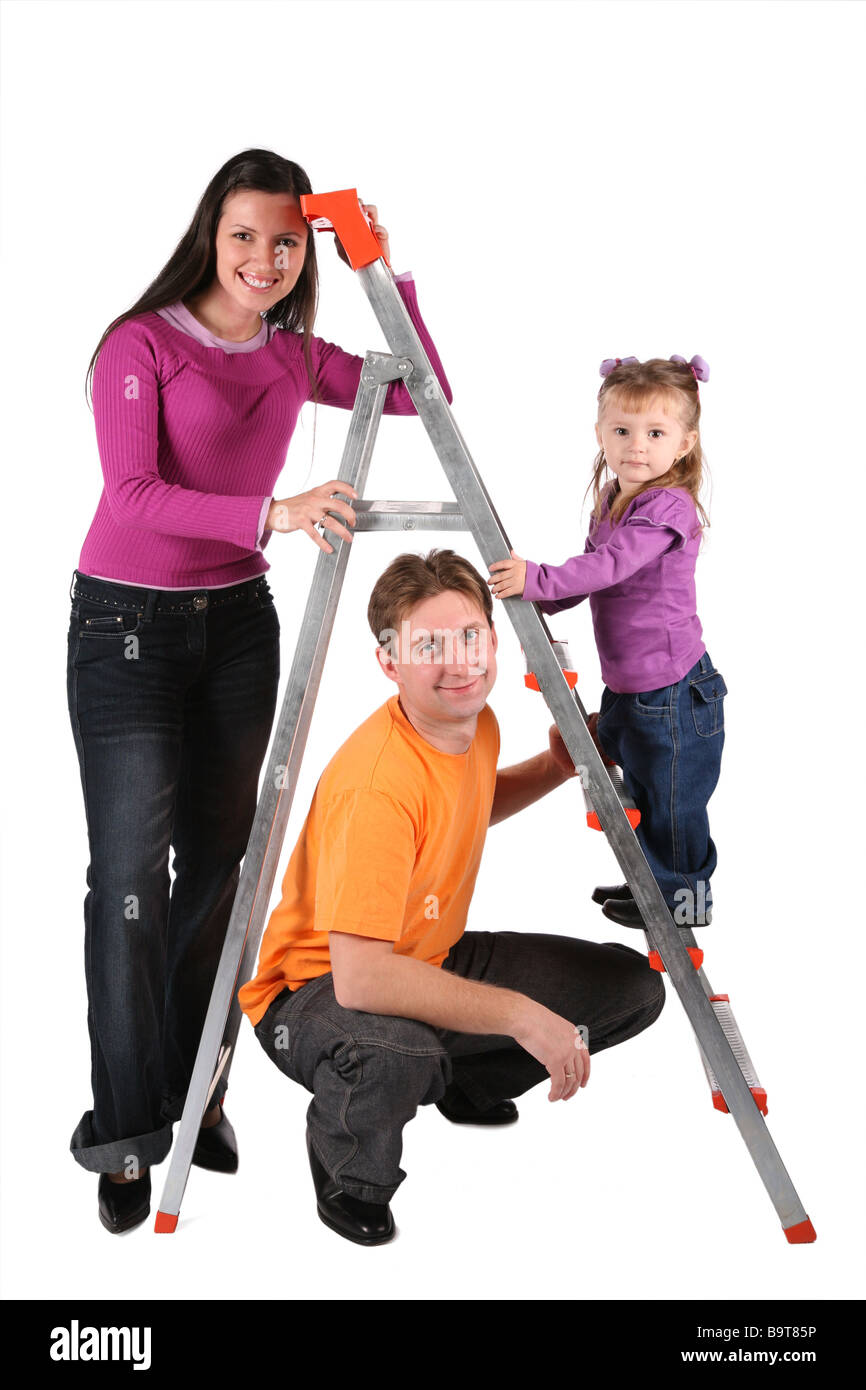 Familie mit klappbarer Leiter isoliert auf weiss Stockfoto