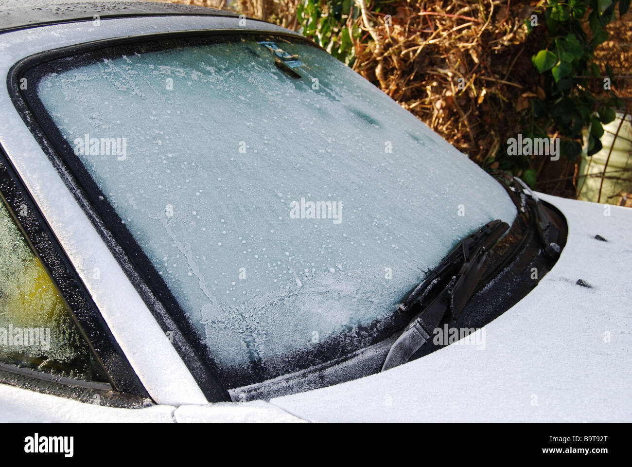 Kfz Auto Windschutzscheibe Frontscheibe bedeckt in Frost und Eis