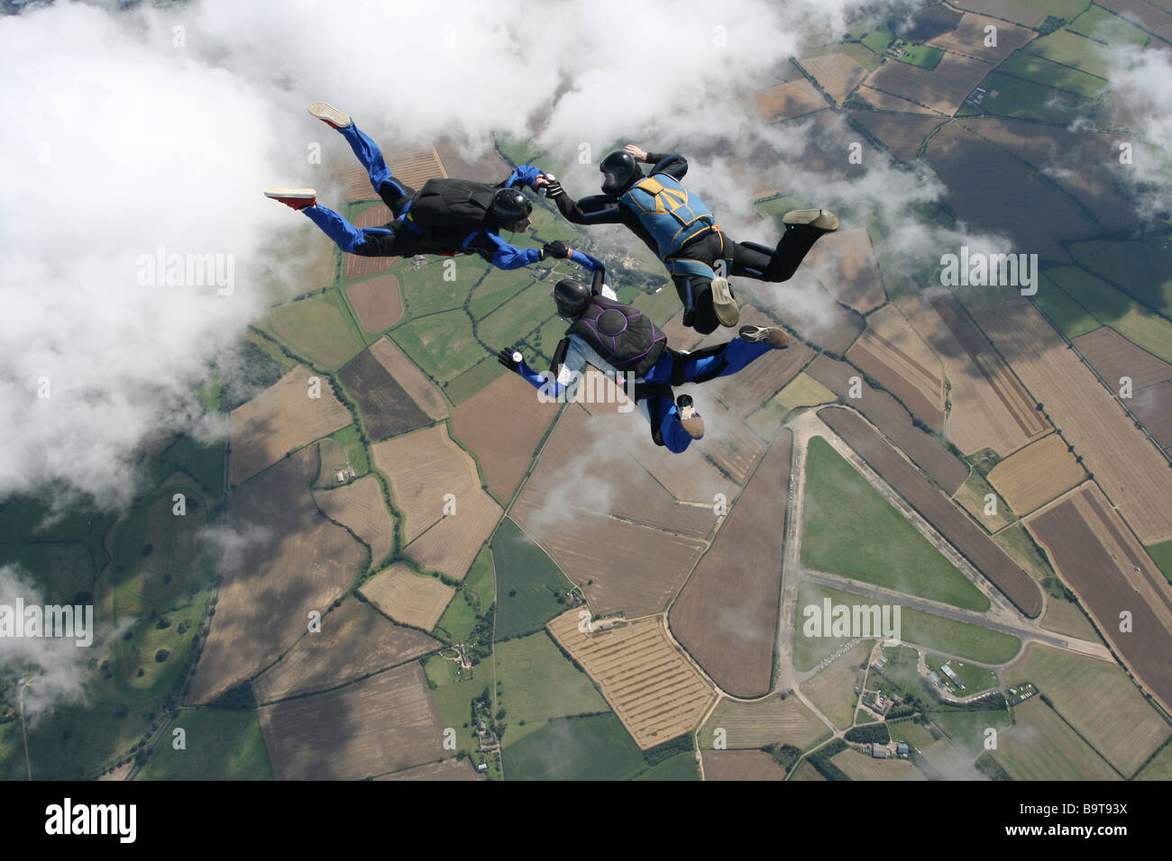 Drei Fallschirmspringer im freien Fall Stockfoto