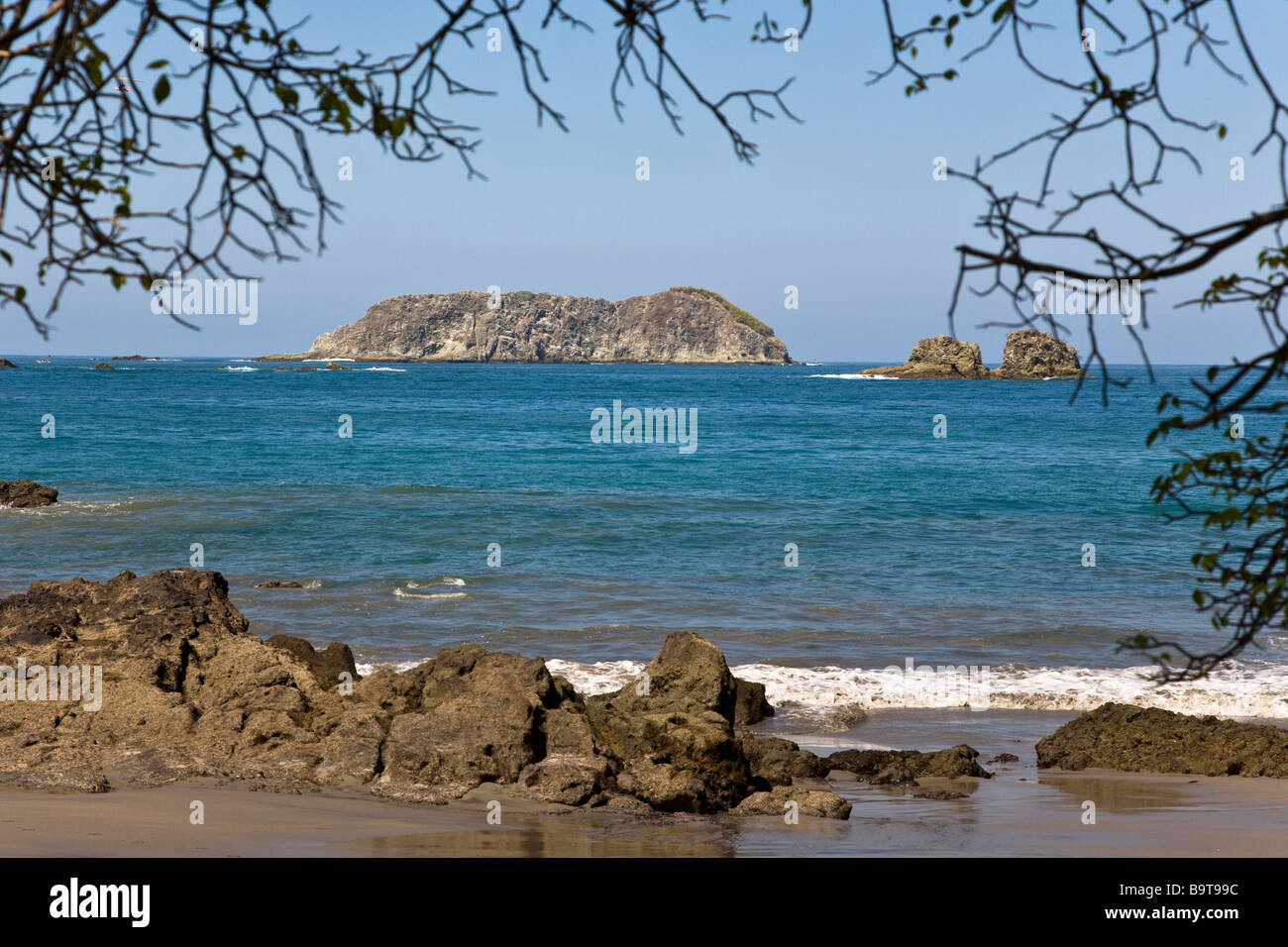 Felsigen Inseln vor der Küste von Playa Espadilla Sur (First Beach) in Manuel Antonio Nationalpark, Costa Rica. Stockfoto