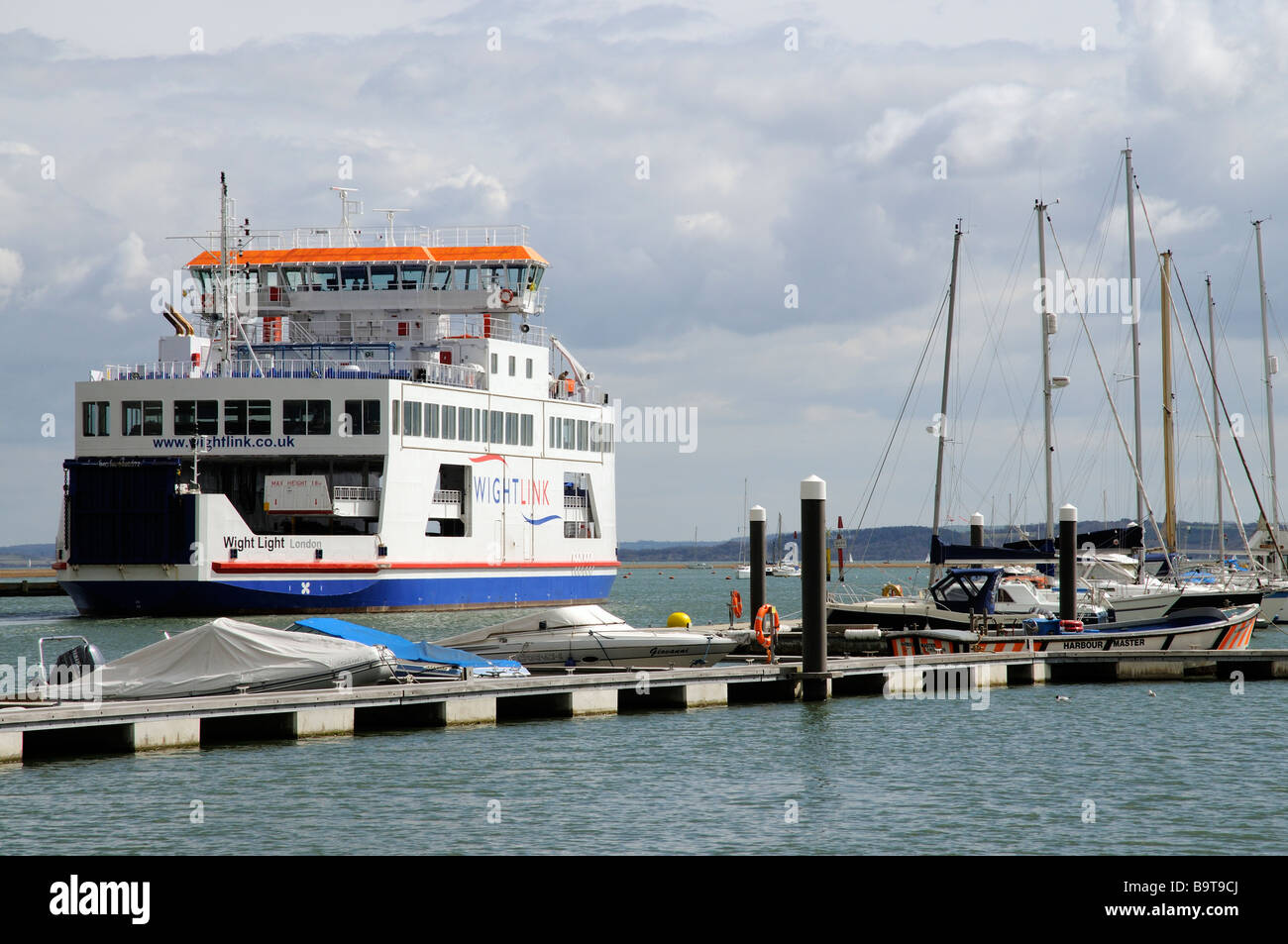 Wightlink Fähre Weißlicht verlassen Lymington nach Yarmouth auf der Isle Of Wight gesehen hier auf Lymington Fluß gebunden Stockfoto