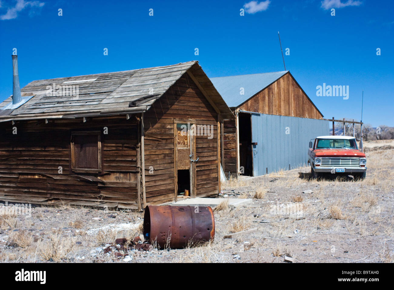 Shack alten LKW und alte Scheune in der Wüste von Nevada Stockfoto