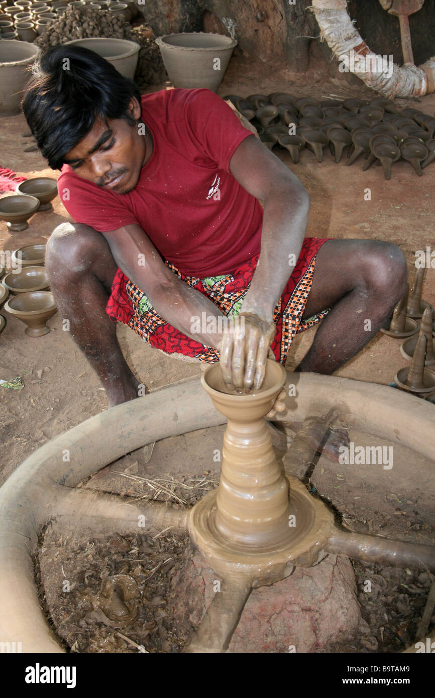 Indische Potter des Stammes Paroja Ton Schüssel auf seiner Töpferscheibe drehen Stockfoto