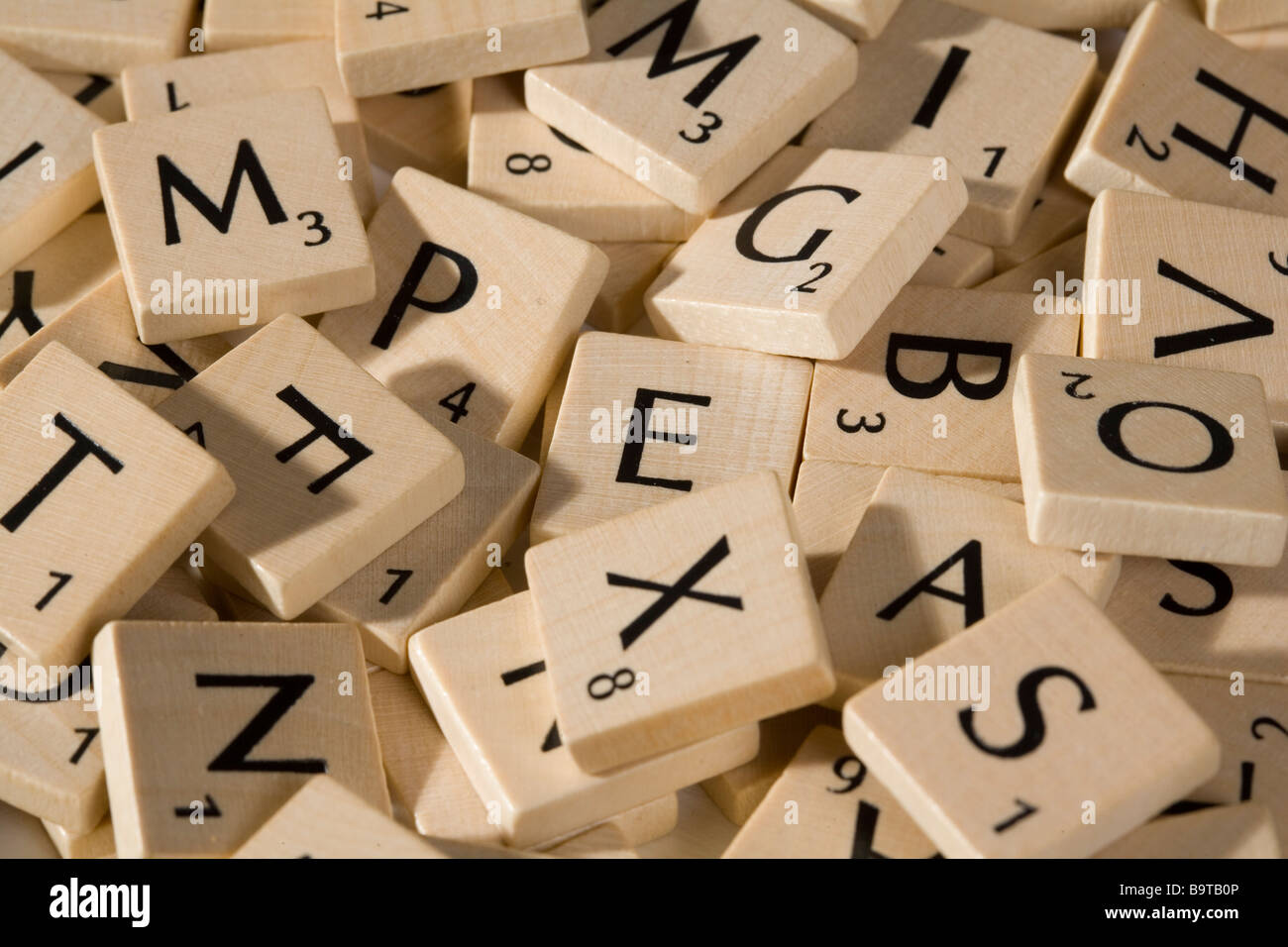 Scrabble-Stücke mit zahlreichen verschiedenen Buchstaben Stockfoto