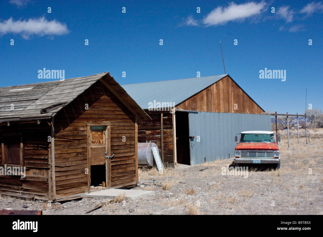 Shack alten LKW und alte Scheune in der Wüste von Nevada Stockfoto