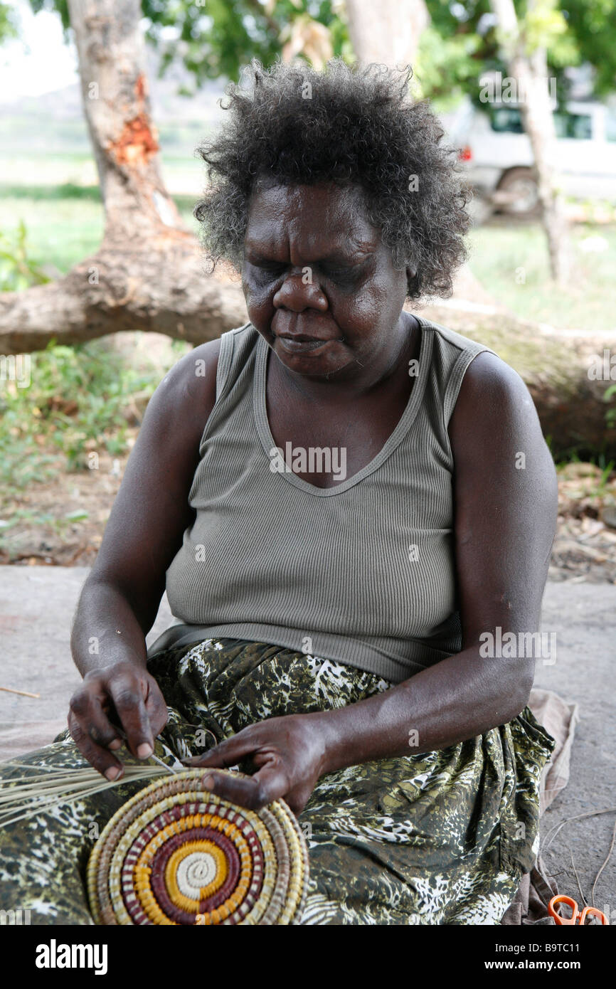Aborigines Frau an der Injalak Arts And Crafts, Arnhemland, Australien Stockfoto
