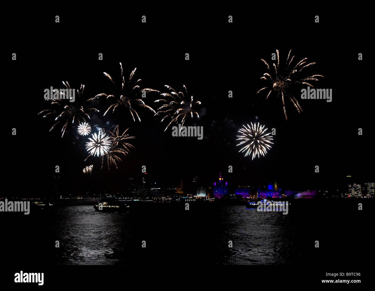 Feuerwerk über den Fluss Mersey am Ende des Liverpool 08 Stockfoto