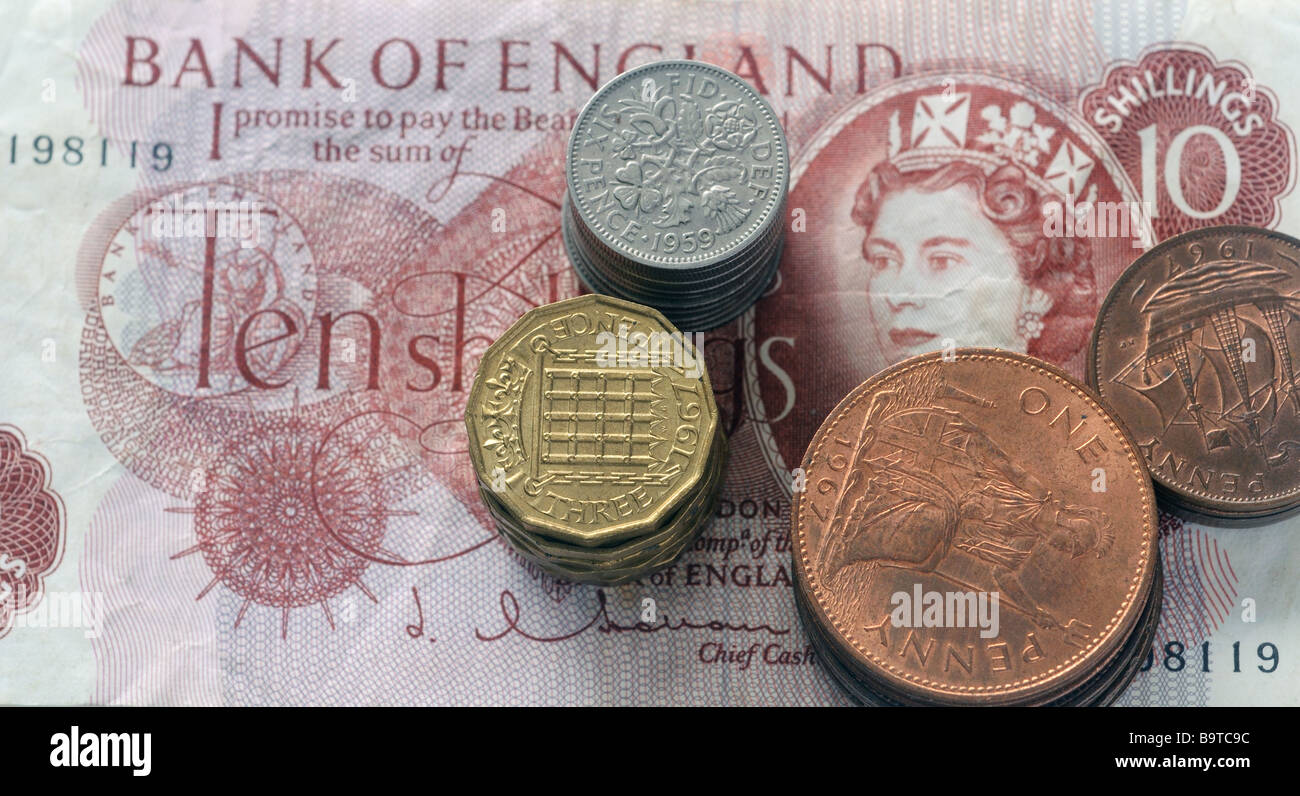 Stapel von alten britischen Münzen auf einer zehn-Schilling-Anmerkung Stockfoto
