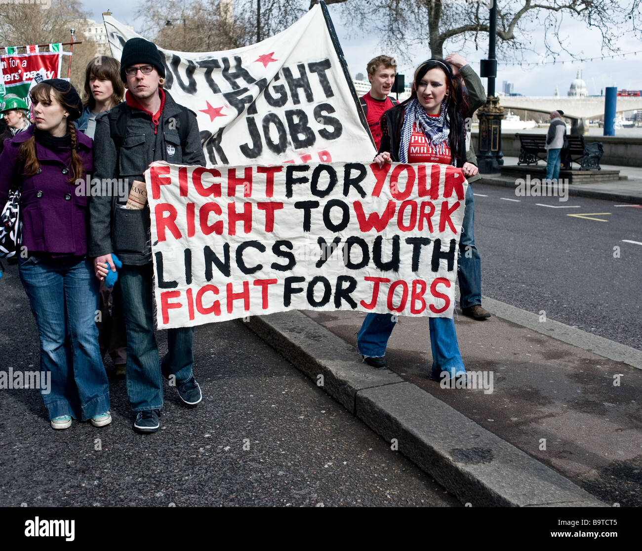 Junge Menschen protestieren gegen die Jugendarbeitslosigkeit. Stockfoto