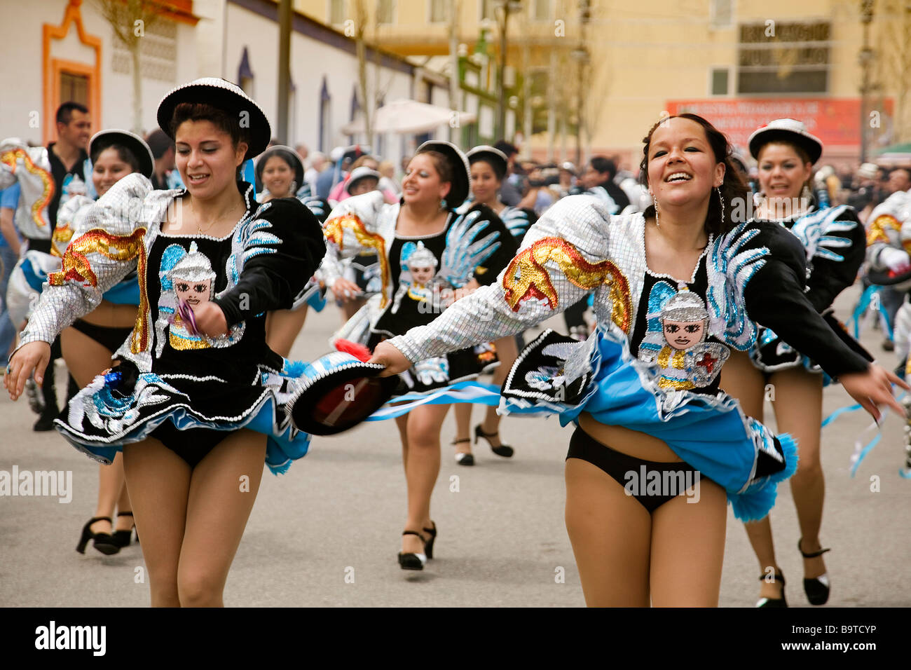 Bolivien-Gruppe tanzen internationale Messe für die Menschen in Fuengirola Málaga Sonnenküste Andalusien Spanien Stockfoto