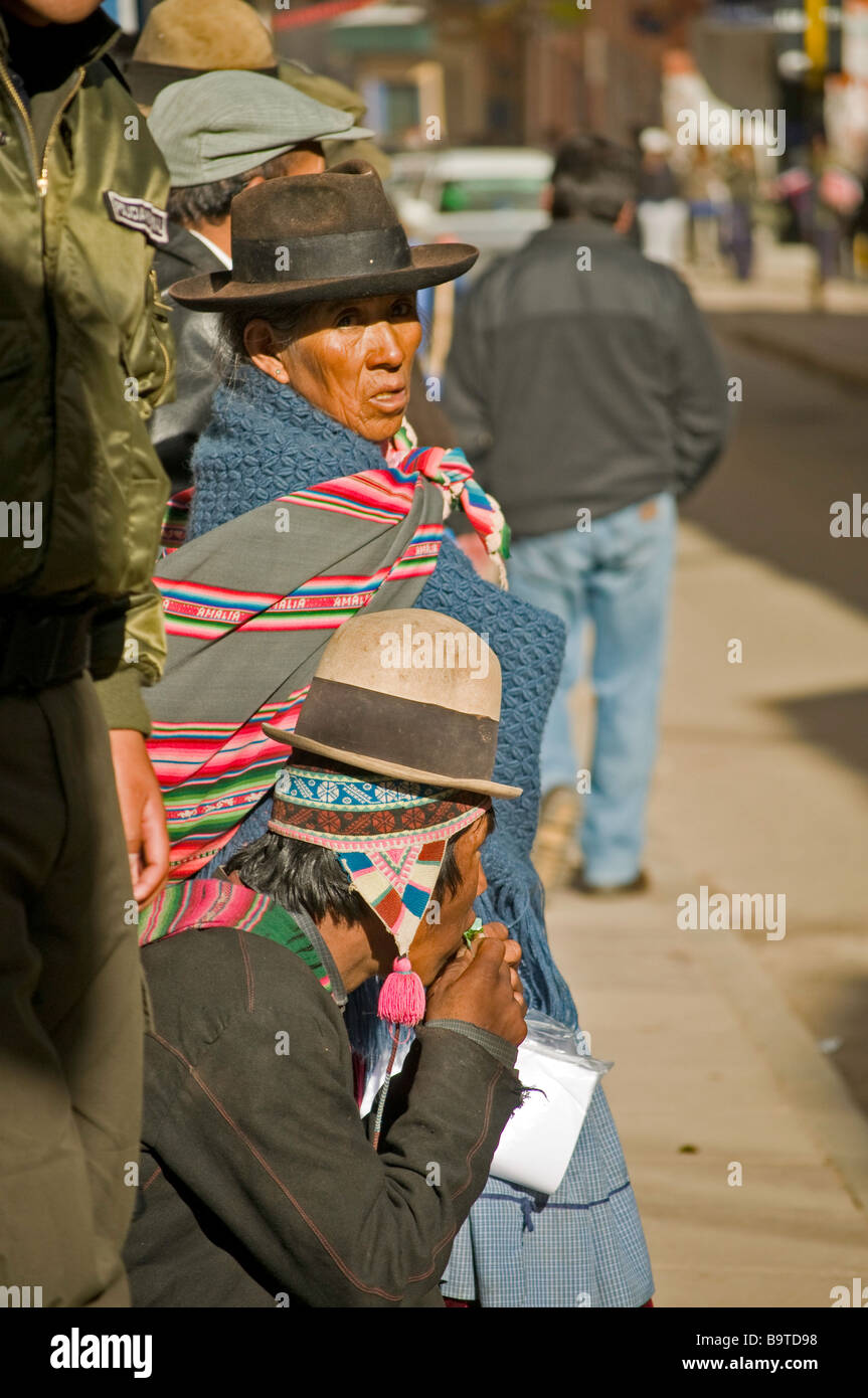 Potosi ethnische Menschen auf Straße indigenen Quechua-Südamerika Bolivien-Armut Stockfoto
