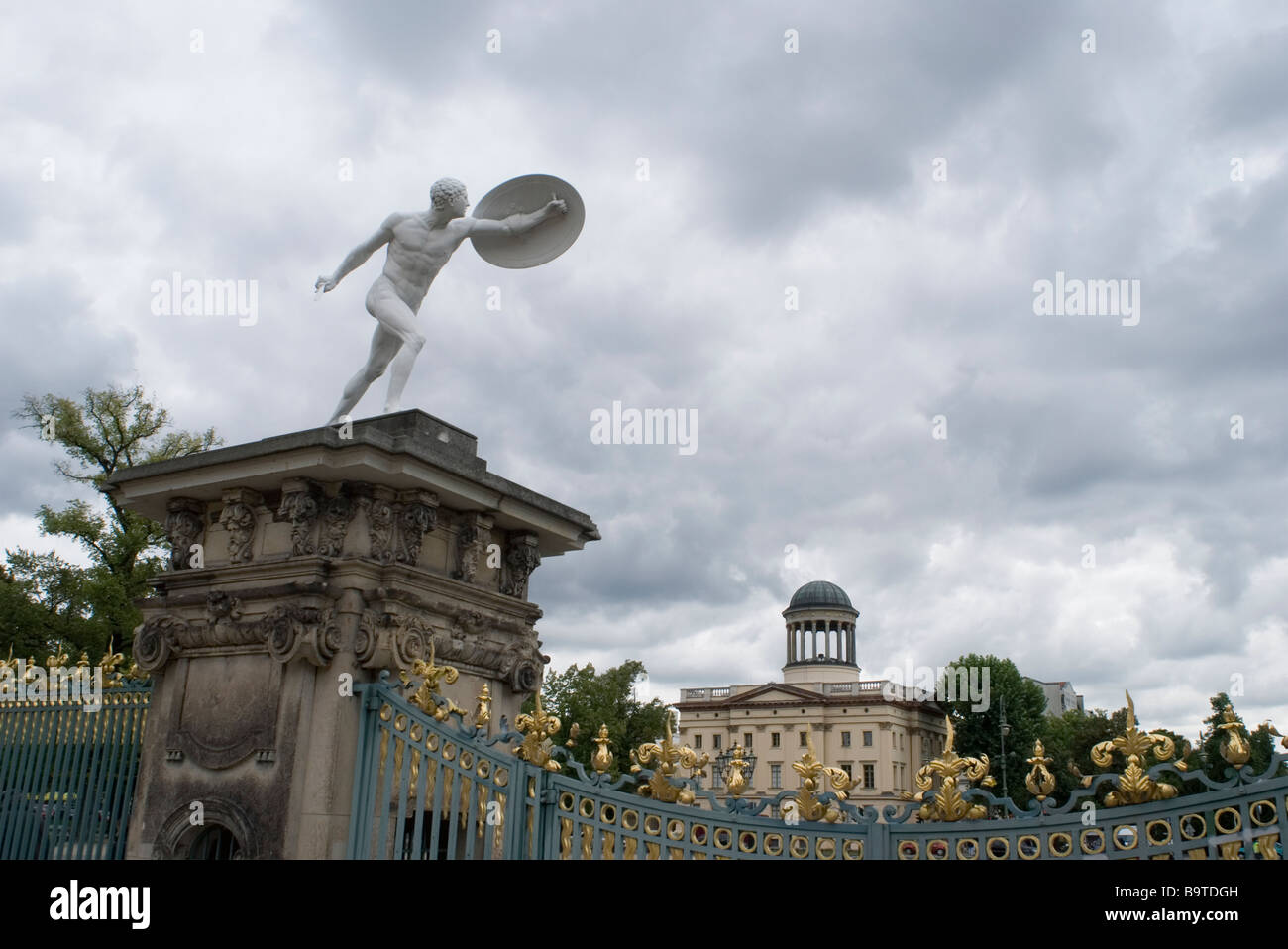 Statue über dem Tor des Charlottenburger Schloss Berlin Deutschland Stockfoto